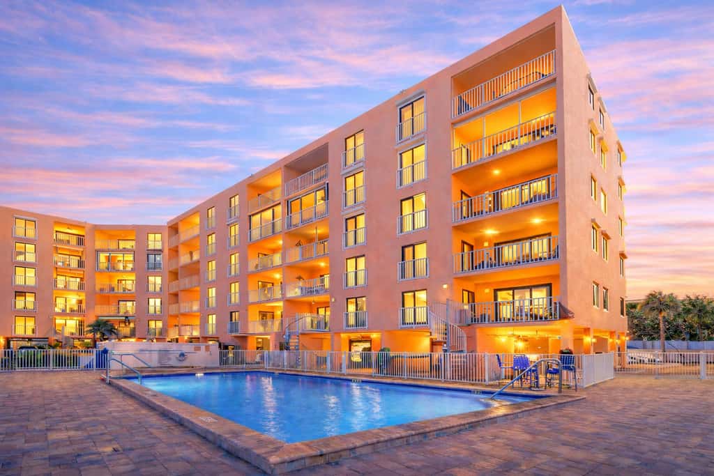 Bright and recently redone condo hot tub pool and tennis direct beach access