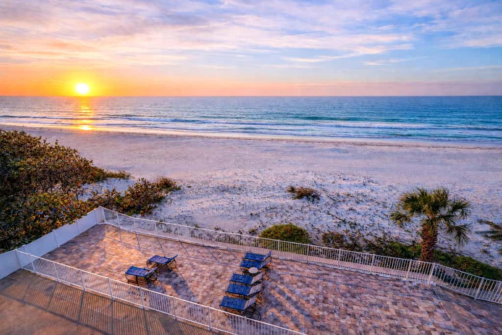 Bright and recently redone condo hot tub pool and tennis direct beach access