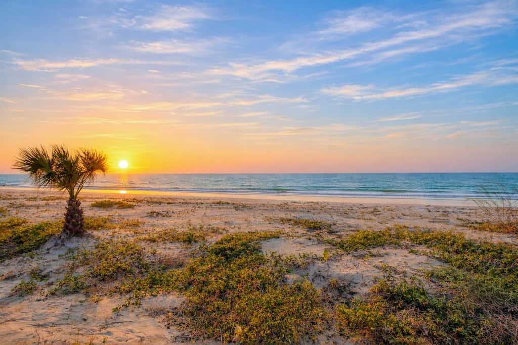 Bright and recently redone condo hot tub pool and tennis direct beach access