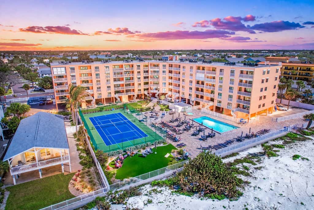 Bright and recently redone condo hot tub pool and tennis direct beach access