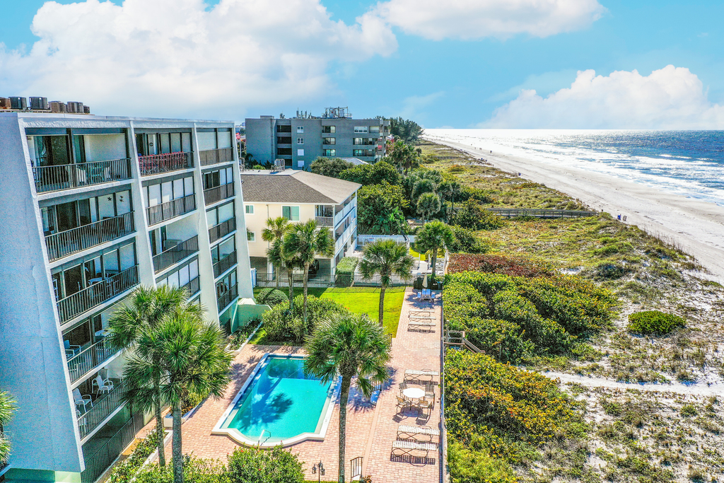 Beachside Haven with Private Balcony Free WiFi Washer Dryer Shared Pool Central AC