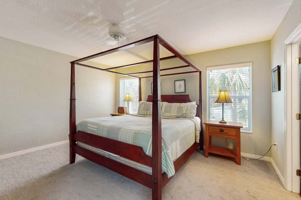 Beachfront corner condo with pool and hot tub easy access to dining