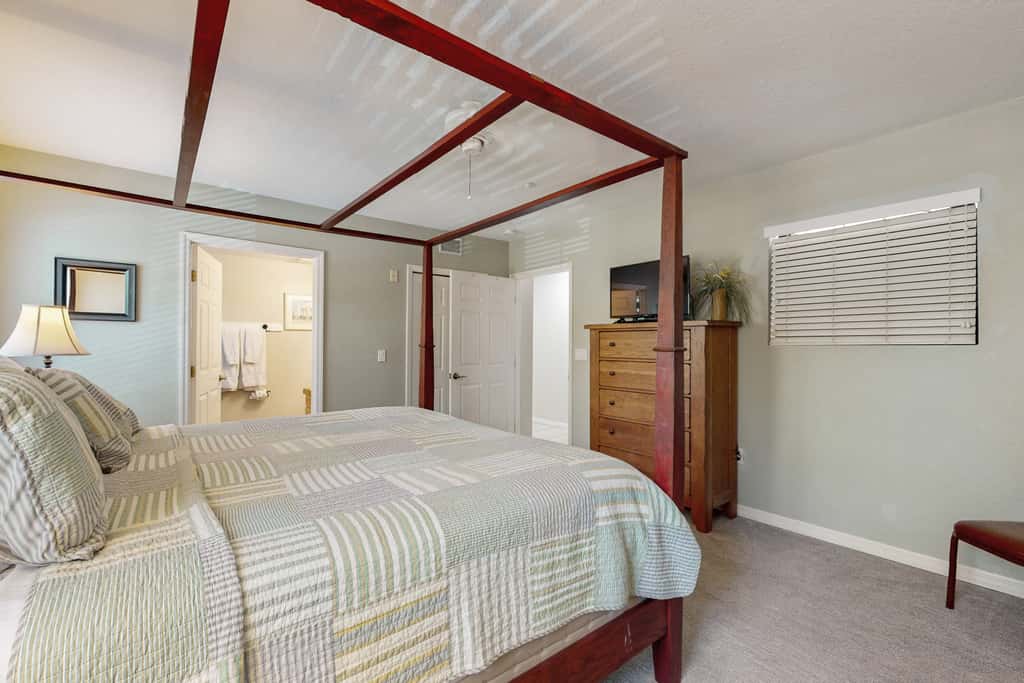 Beachfront corner condo with pool and hot tub easy access to dining