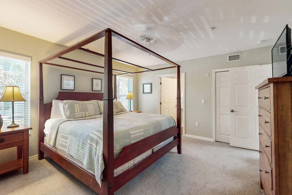 Beachfront corner condo with pool and hot tub easy access to dining