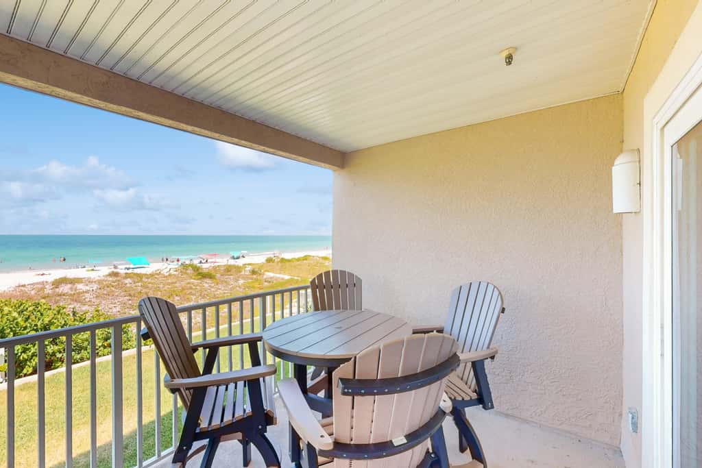 Beachfront corner condo with pool and hot tub easy access to dining