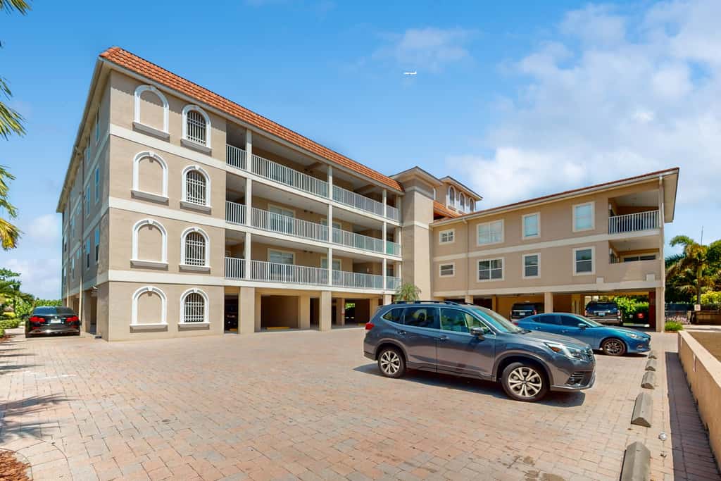 Beachfront corner condo with pool and hot tub easy access to dining
