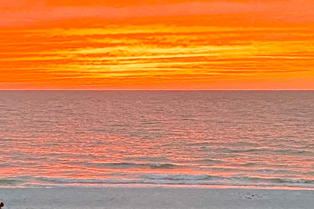 Beachfront corner condo with pool and hot tub easy access to dining