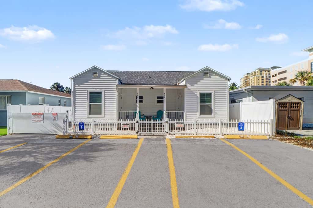 Updated duplex with AC full kitchen and washer dryer walk to beach bars dining