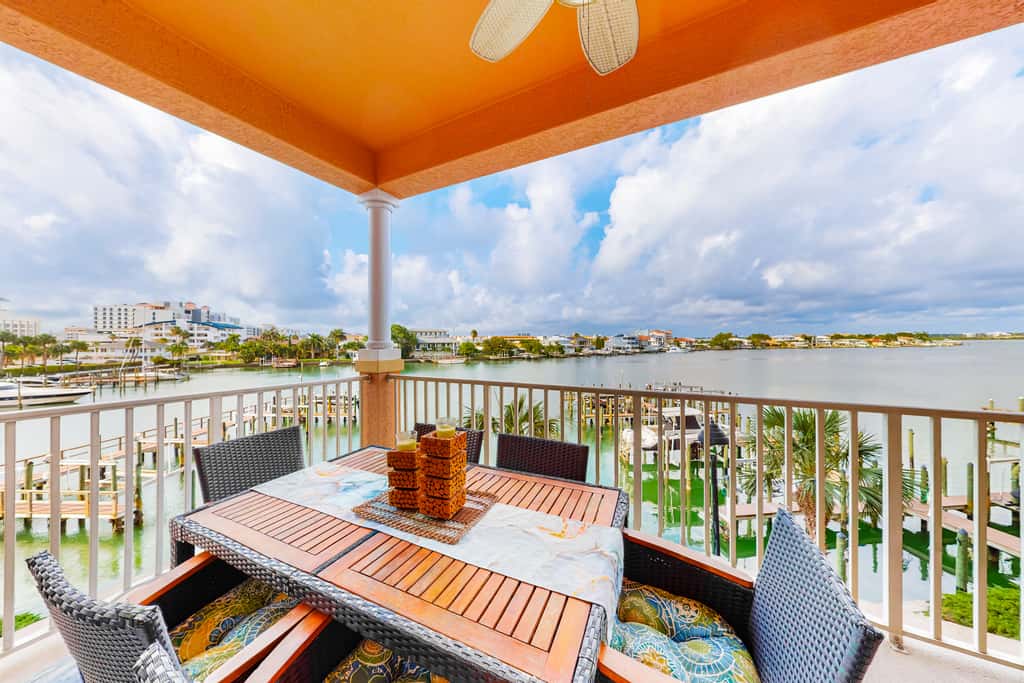 Beautiful condo minutes form beach with WiFi AC and pool One dog OK