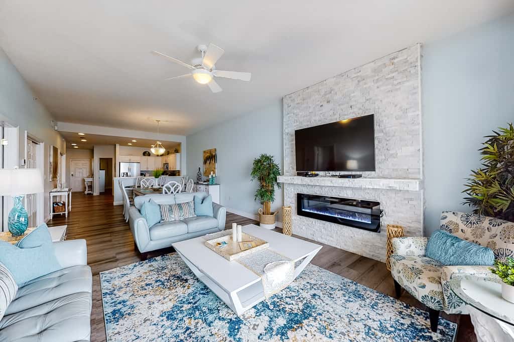 Beautiful condo minutes form beach with WiFi AC and pool One dog OK
