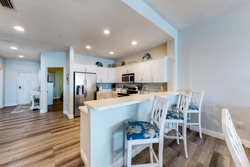 Beautiful condo minutes form beach with WiFi AC and pool One dog OK