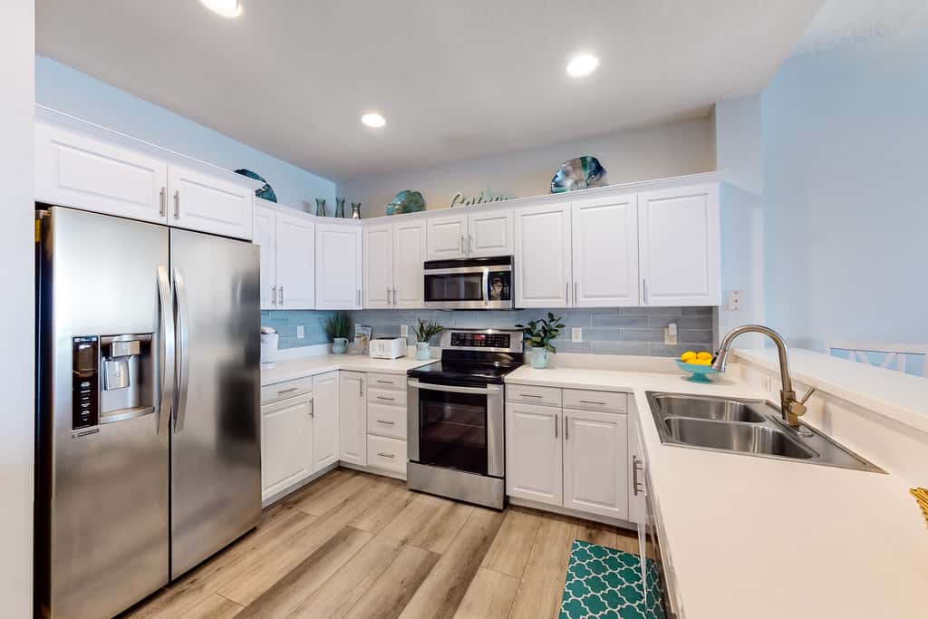 Beautiful condo minutes form beach with WiFi AC and pool One dog OK