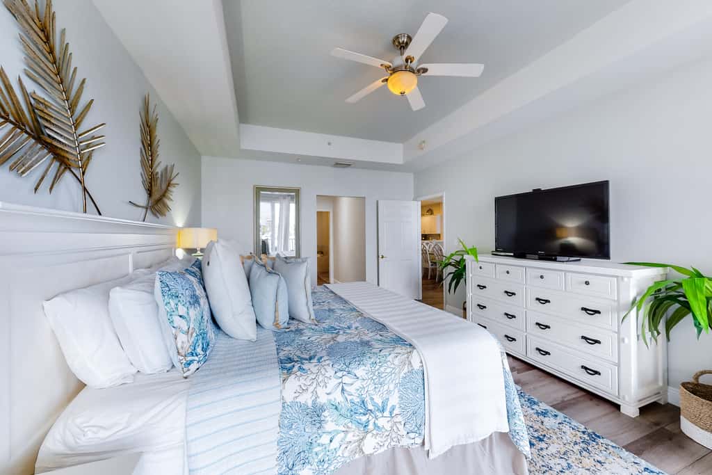 Beautiful condo minutes form beach with WiFi AC and pool One dog OK