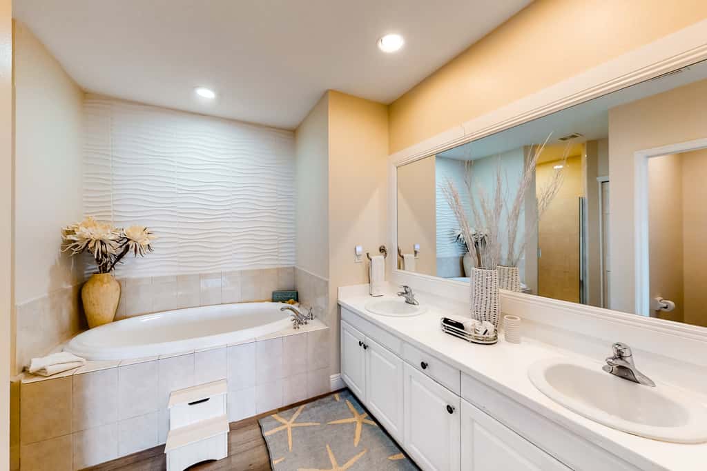 Beautiful condo minutes form beach with WiFi AC and pool One dog OK