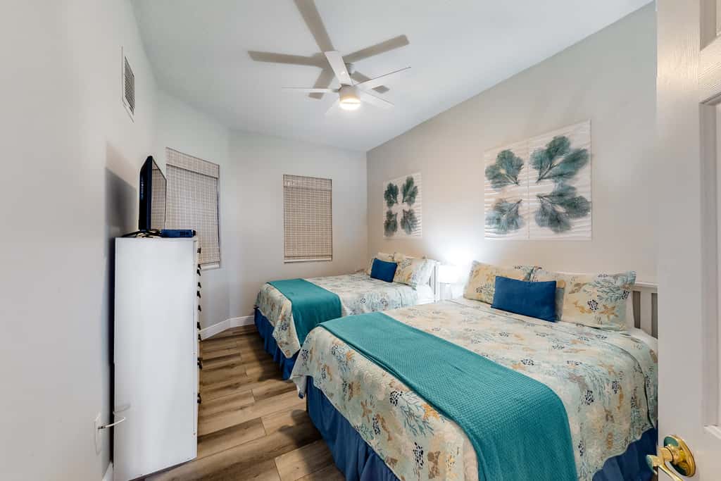 Beautiful condo minutes form beach with WiFi AC and pool One dog OK