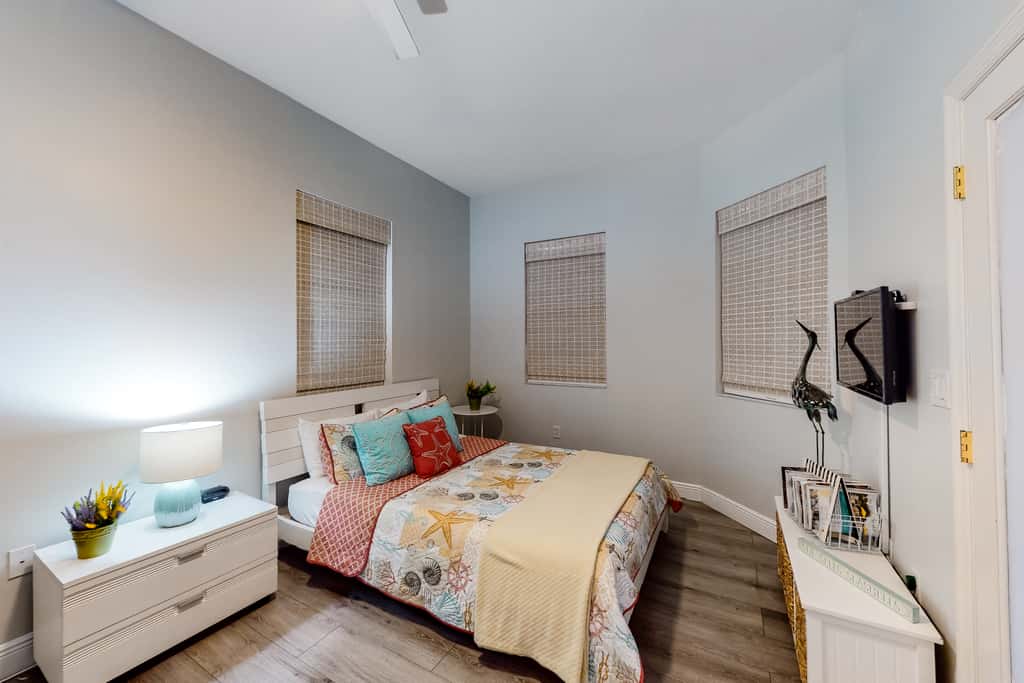Beautiful condo minutes form beach with WiFi AC and pool One dog OK