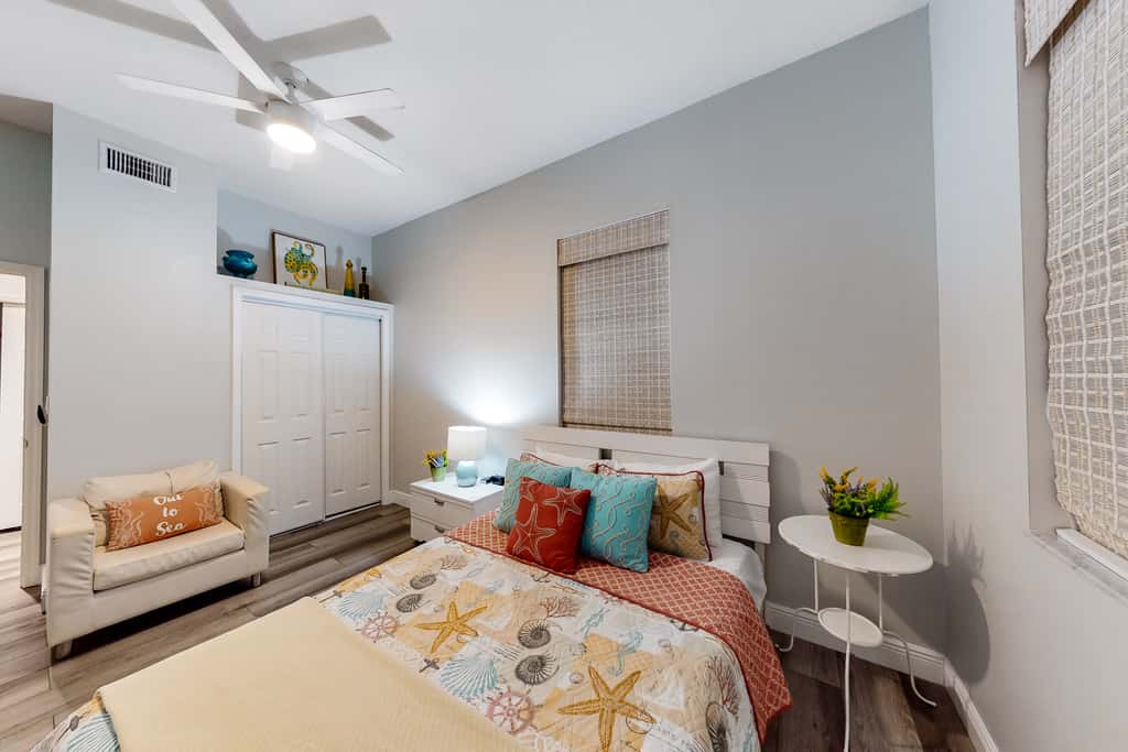 Beautiful condo minutes form beach with WiFi AC and pool One dog OK