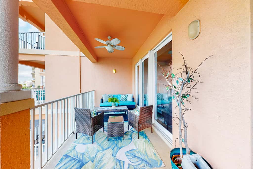 Beautiful condo minutes form beach with WiFi AC and pool One dog OK