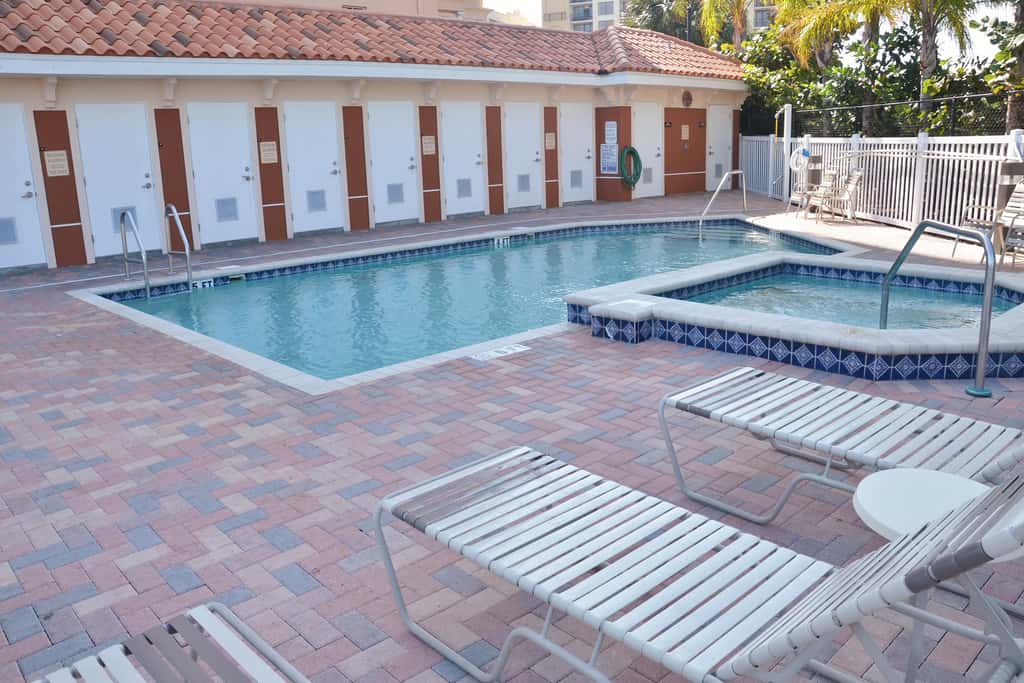 Beautiful condo minutes form beach with WiFi AC and pool One dog OK