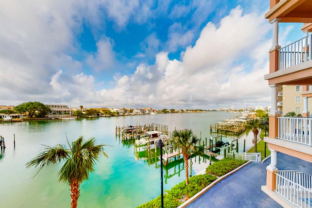 Beautiful condo minutes form beach with WiFi AC and pool One dog OK