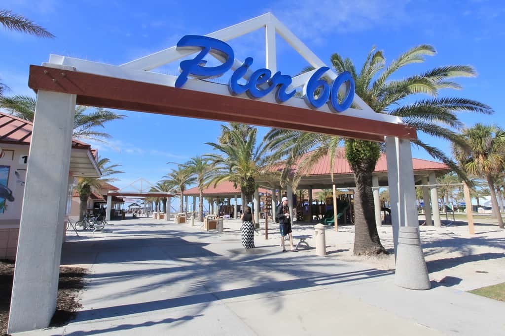 Beautiful condo minutes form beach with WiFi AC and pool One dog OK