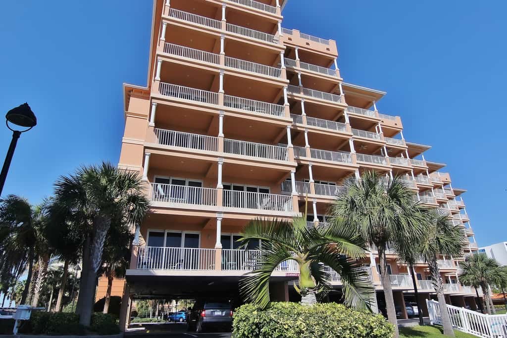 Beautiful condo minutes form beach with WiFi AC and pool One dog OK