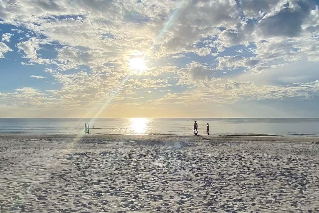 Beautiful condo minutes form beach with WiFi AC and pool One dog OK
