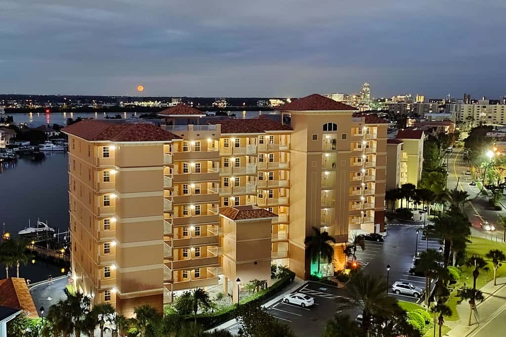 Beautiful condo minutes form beach with WiFi AC and pool One dog OK