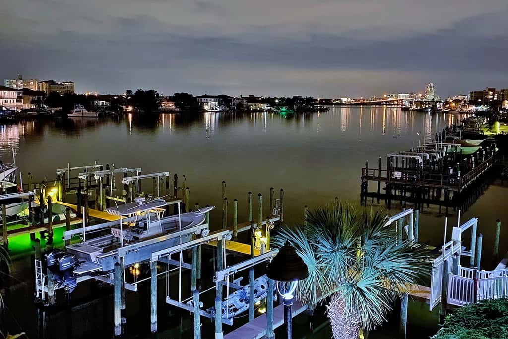 Beautiful condo minutes form beach with WiFi AC and pool One dog OK