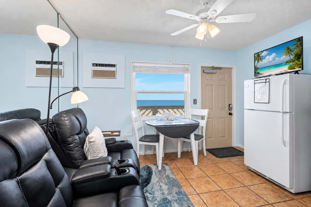 Charming Gulf front condo with views of Belleair Beach with central AC