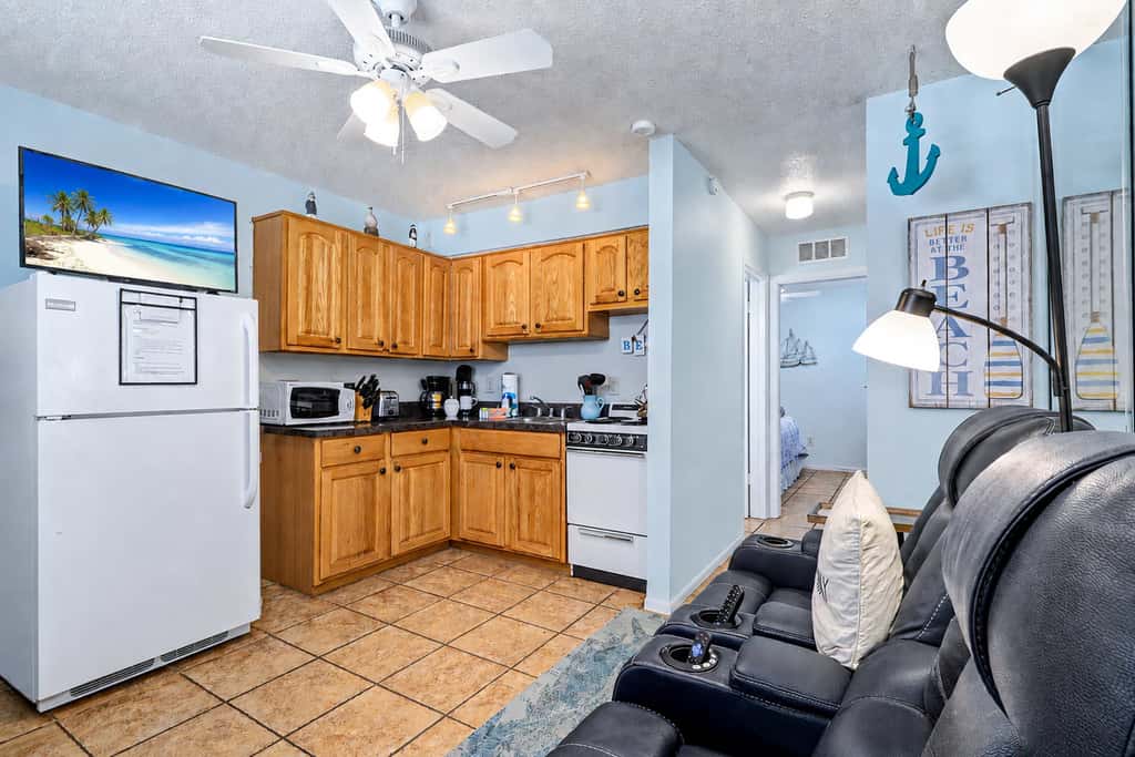 Charming Gulf front condo with views of Belleair Beach with central AC
