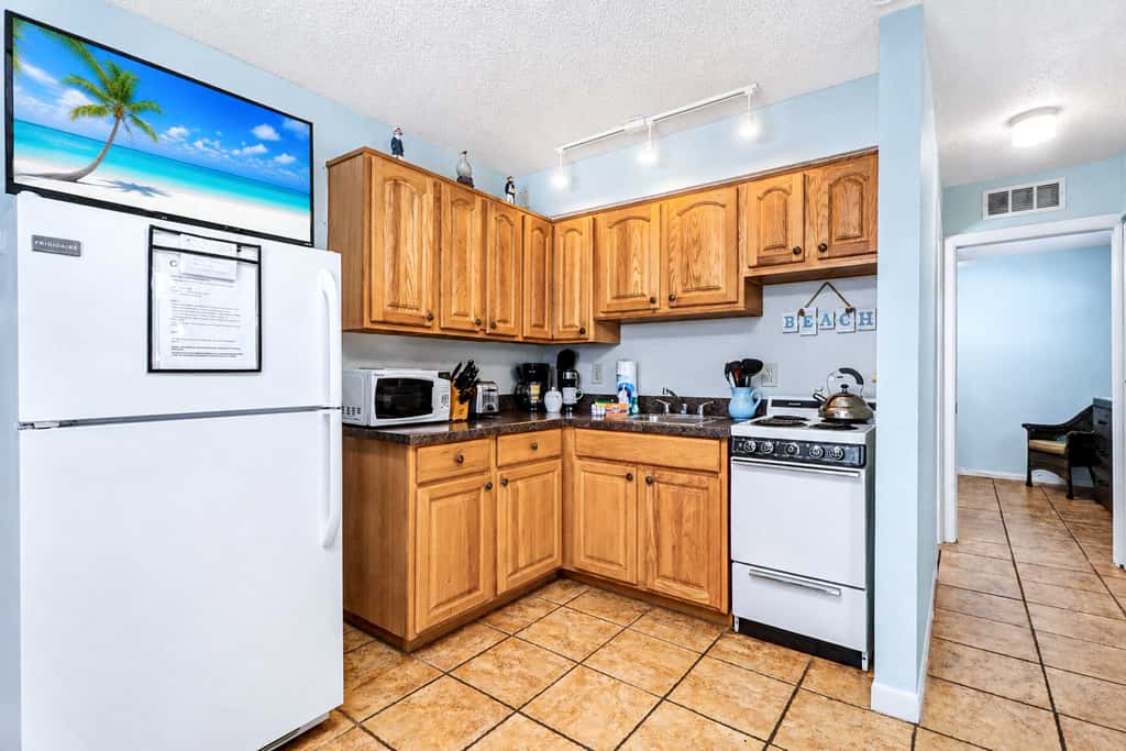 Charming Gulf front condo with views of Belleair Beach with central AC