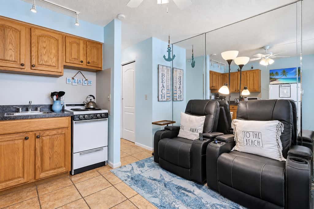 Charming Gulf front condo with views of Belleair Beach with central AC