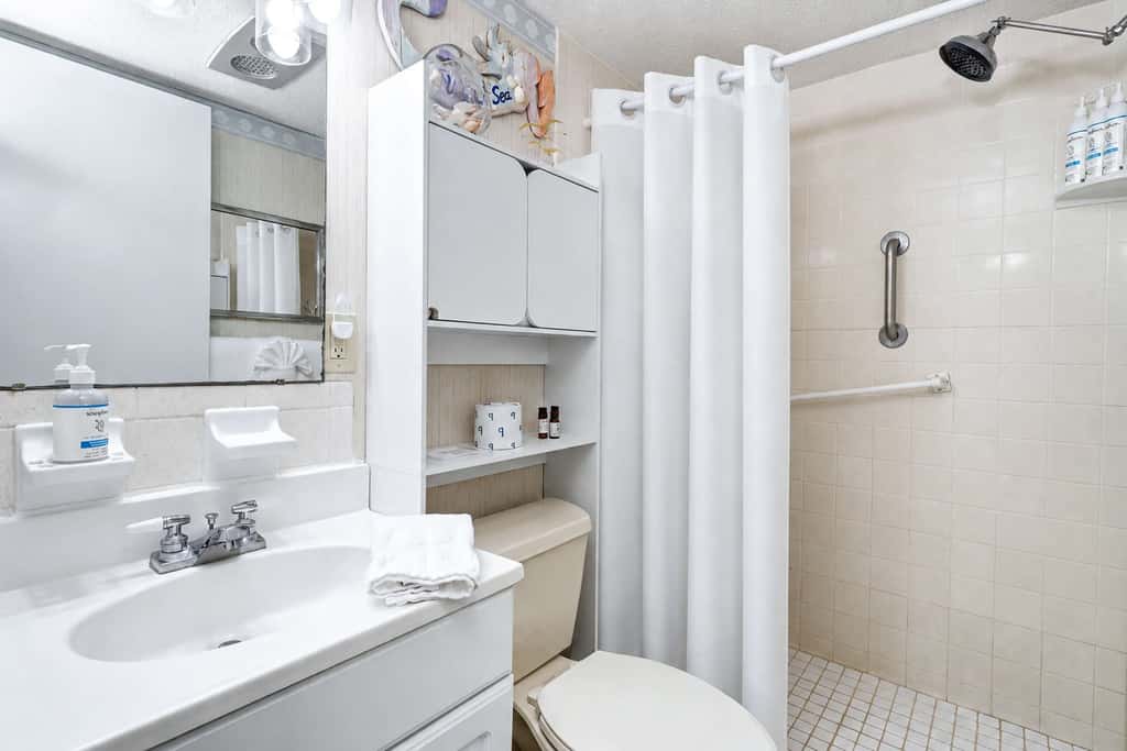 Charming Gulf front condo with views of Belleair Beach with central AC