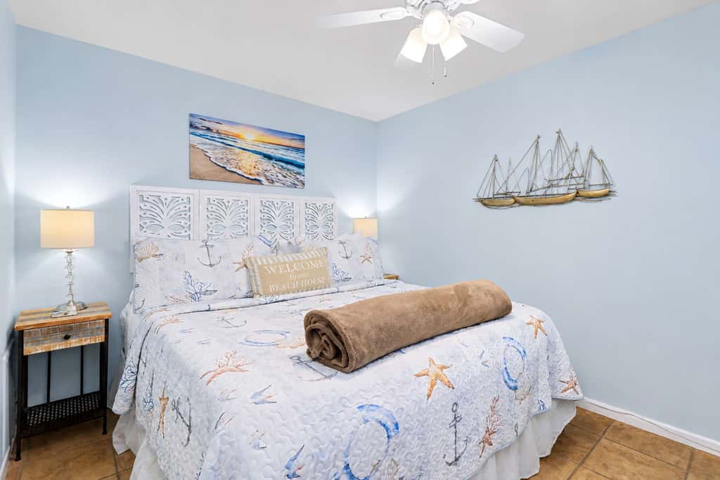 Charming Gulf front condo with views of Belleair Beach with central AC