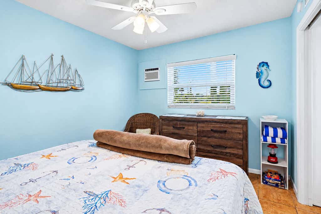 Charming Gulf front condo with views of Belleair Beach with central AC