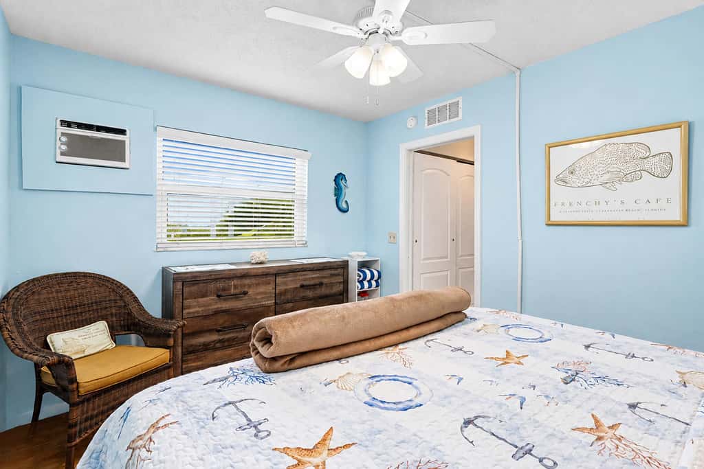 Charming Gulf front condo with views of Belleair Beach with central AC