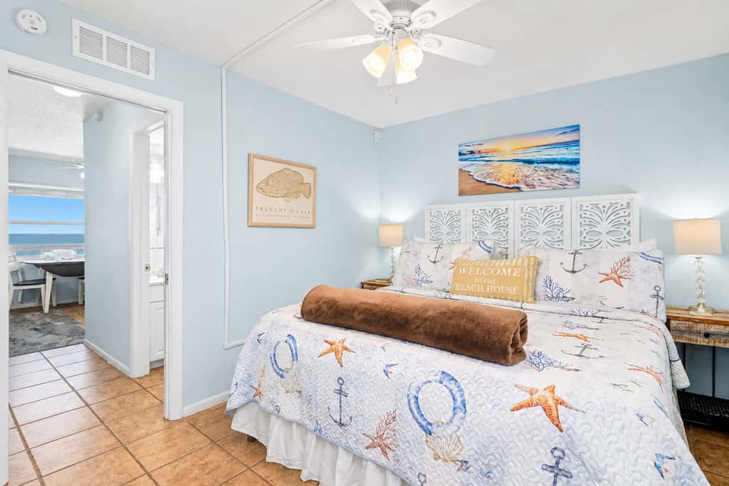 Charming Gulf front condo with views of Belleair Beach with central AC