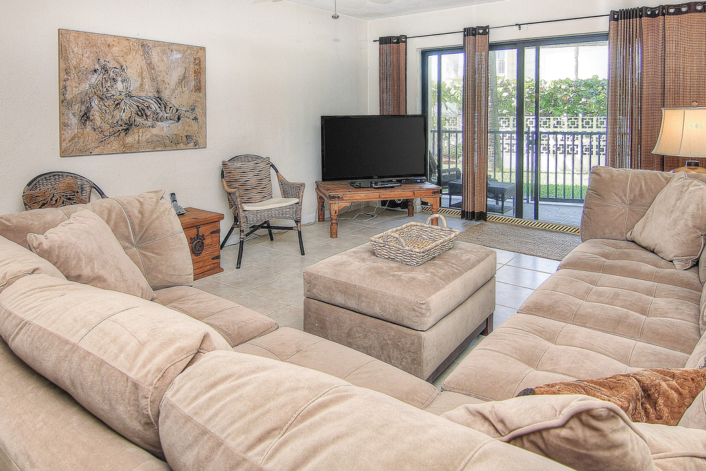 Elegant 1st floor condo w private patio AC on site outdoor pool and gas grills