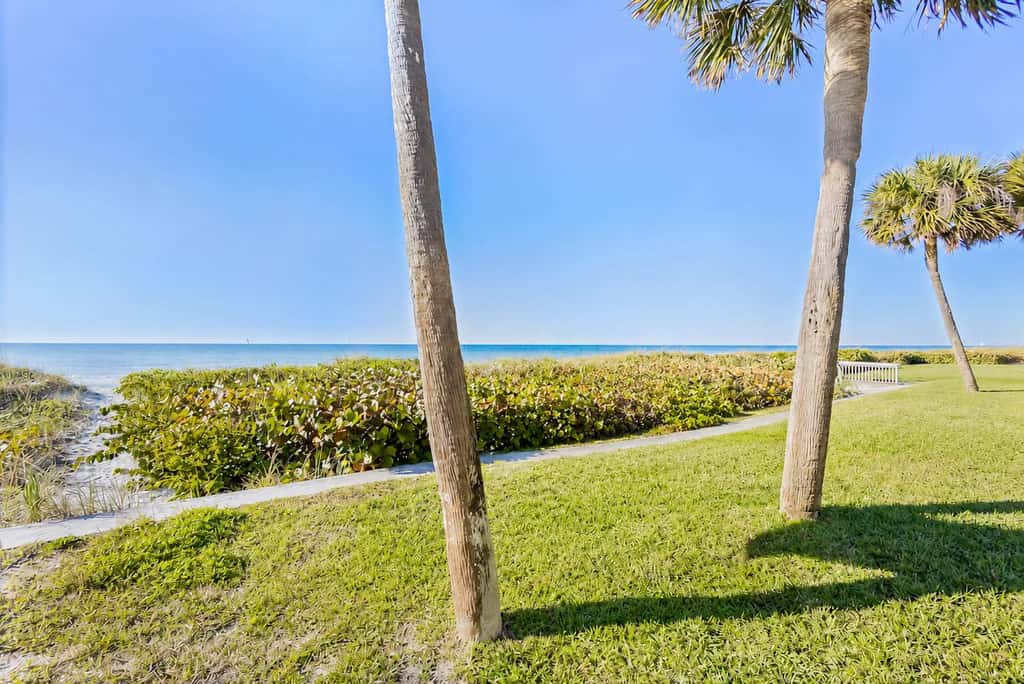 Delightful condo with beach and pool access washer dryer