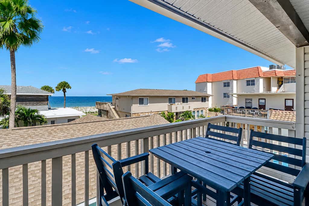 Delightful condo with beach and pool access washer dryer