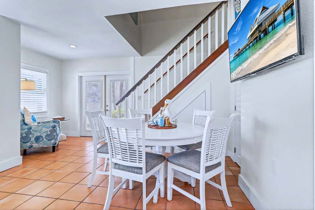 Delightful condo with beach and pool access washer dryer