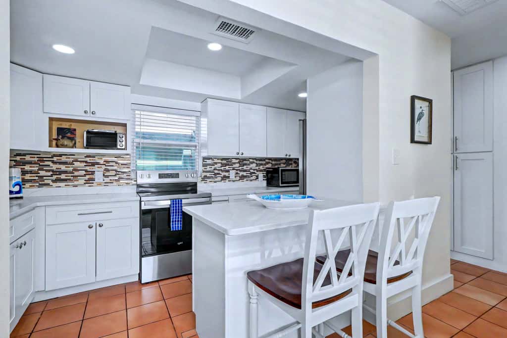 Delightful condo with beach and pool access washer dryer
