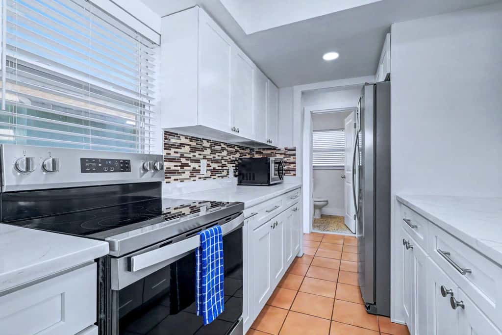 Delightful condo with beach and pool access washer dryer