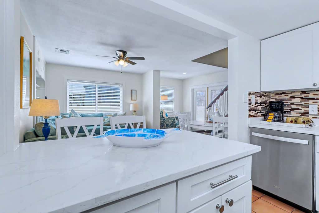Delightful condo with beach and pool access washer dryer
