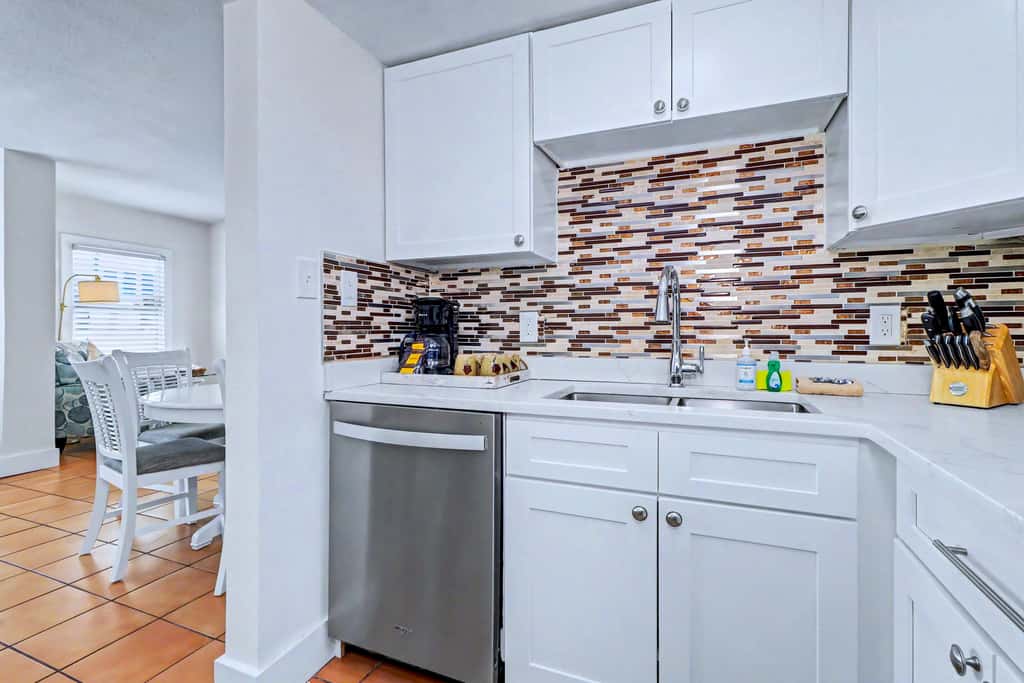 Delightful condo with beach and pool access washer dryer