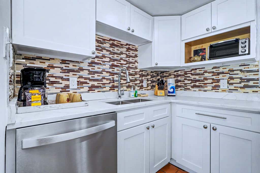 Delightful condo with beach and pool access washer dryer