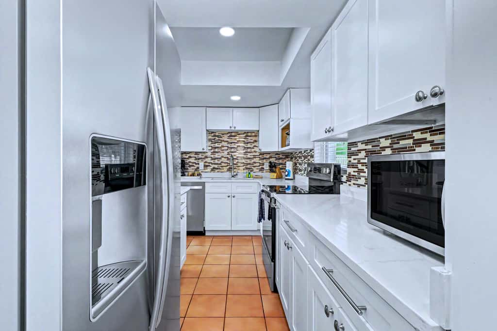 Delightful condo with beach and pool access washer dryer