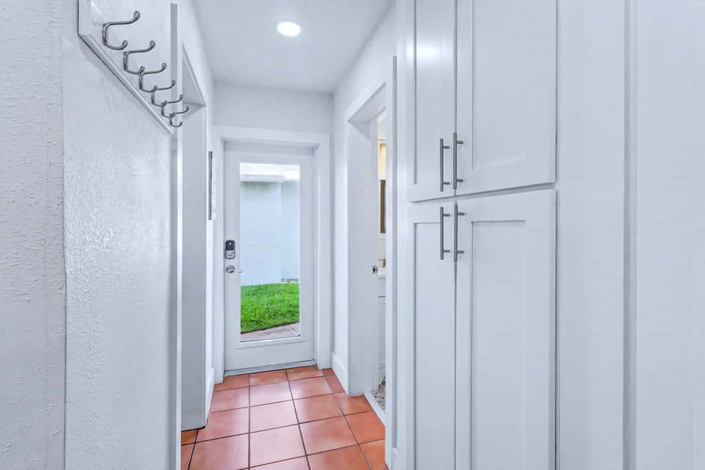 Delightful condo with beach and pool access washer dryer