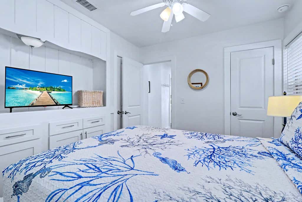Delightful condo with beach and pool access washer dryer